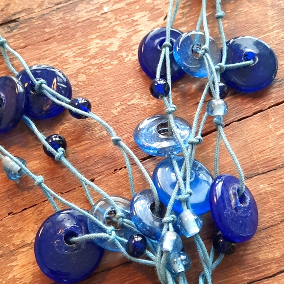 SEASIDE BLUE GLASS NECKLACE - Picture 5 of 7